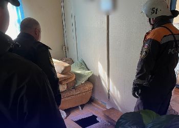 Благовещенец спрятался от приставов в подполье Благовещенец спрятался от приставов в подполье