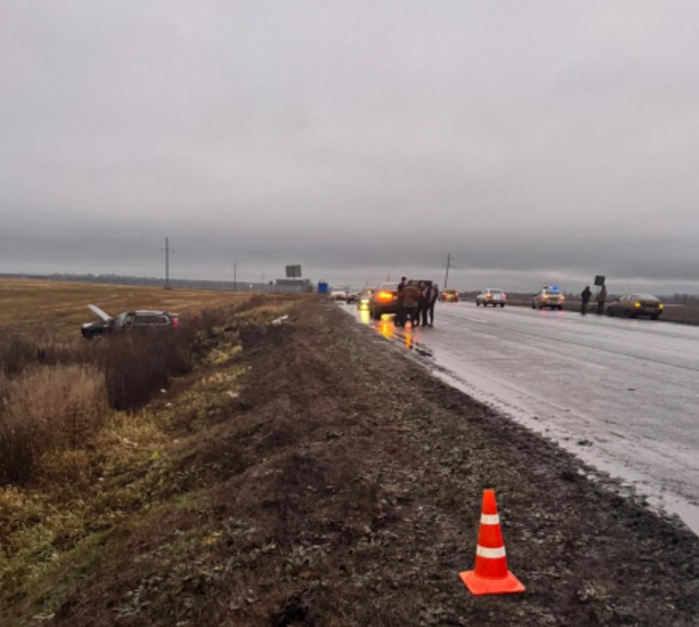 В Мордовии водитель КамАЗа не пропустил «Хавейл», тот въехал в дорожный знак и оказался в кювете