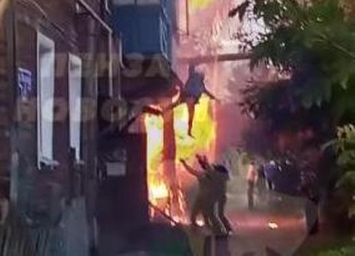 В Пензе со второго этажа горящего дома выпрыгнула пожилая женщина