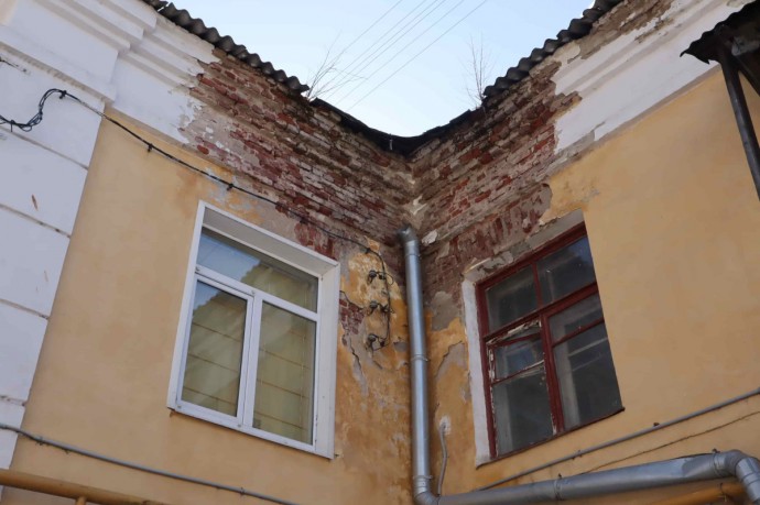 В ГЖИ прокомментировали обрушение крыши в доме на Павла Корчагина