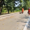 Кировские подрядчики пылесосят тротуары перед предстоящими ливнями