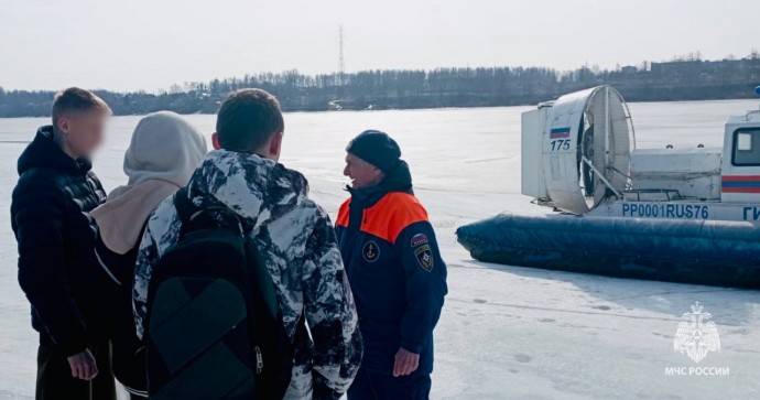В Ярославле спасли решивших перейти реку Волгу подростков