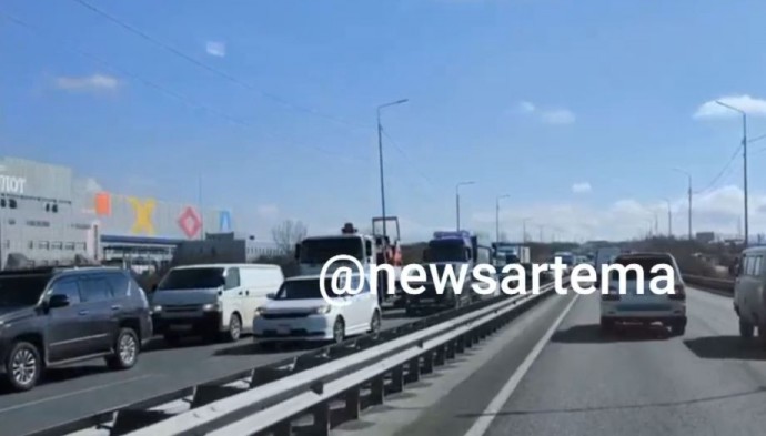 Многокилометровая пробка: ДТП спровоцировало затор на аэропортовской трассе в Приморье