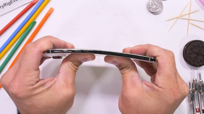 Блогер испытал iPhone Air на прочность — смартфон удалось повредить только механическими средствами