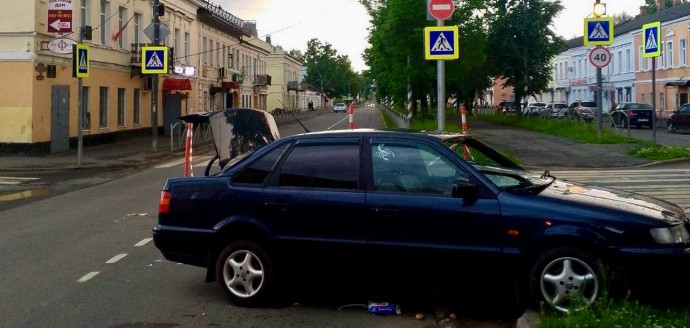 В Сольцах пожилая женщина переходила дорогу и попала под колёса иномарки