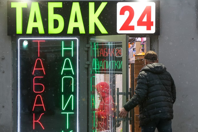 Продажу сигарет на остановках хотят запретить Продажу сигарет на остановках хотят запретить