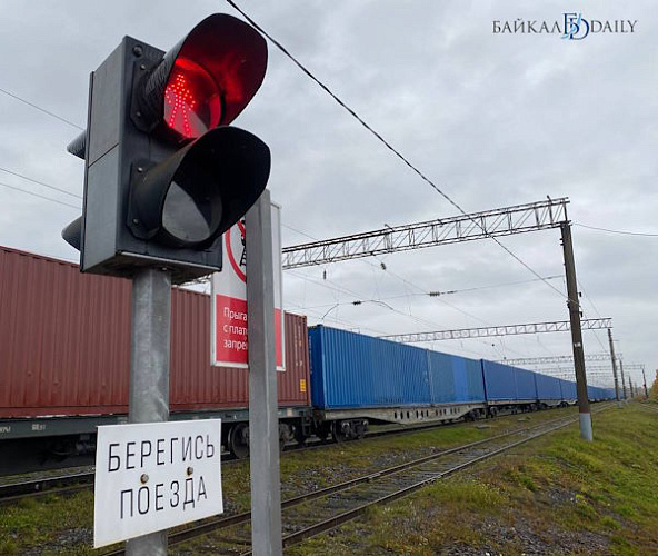 В Чите локомотив столкнулся с автомобилем