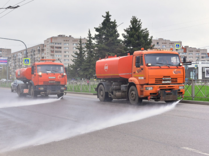 На уборке Великого Новгорода к майским праздникам работает 65 единиц техники
