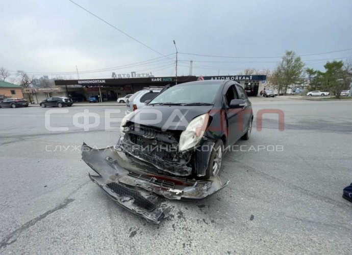 «Не уступил дорогу»: Mitsubishi и Toyota учинили жесткую аварию во Владивостоке
