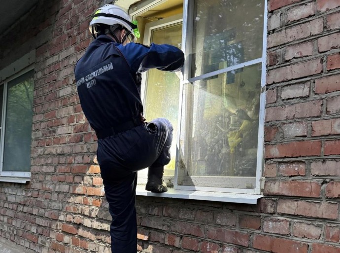 Пензенские спасатели помогли полицейским попасть в квартиру на улице Попова