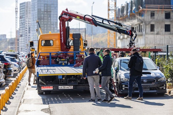 Первые эвакуаторы начали работать во Владивостоке: что важно знать