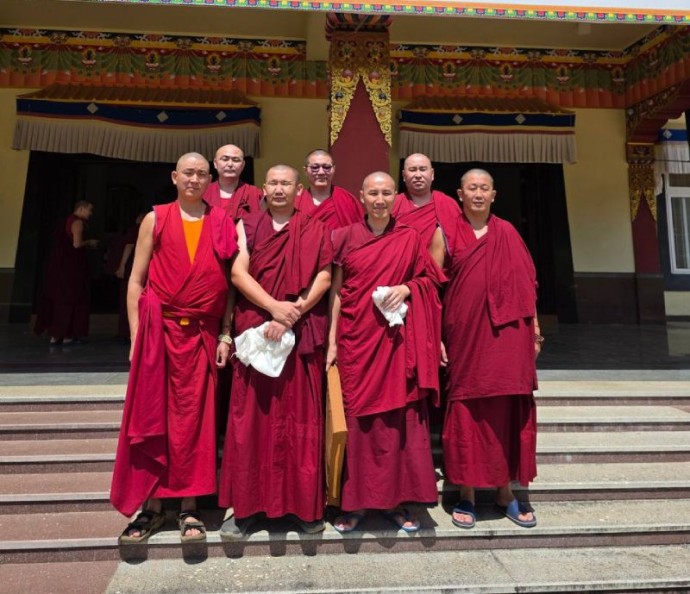 Монахи из Бурятии готовятся к защите высоких званий геше в Индии Монахи из Бурятии готовятся к защите высоких званий геше в Индии