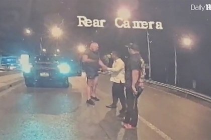 Разгневанный турист напал на водителя такси прямо на дороге и попал на видео