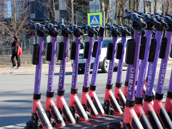 Почему Челябинск стал первым освобождённым от электросамокатчиков русским городом