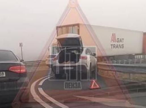 На улице Побочинской в Пензе столкнулись фура и легковушка, движение осложнено