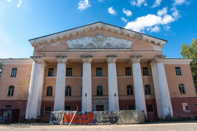 Отремонтированный Дом офицеров в Петрозаводске снова нуждается в ремонте