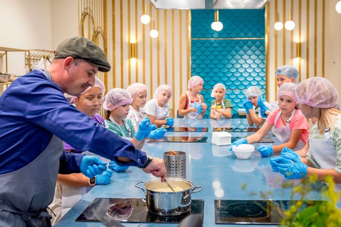 Солянка из морепродуктов и вареники с киви: юных гостей учат готовить на рыбных рынках Москвы и межрегиональной ярмарке