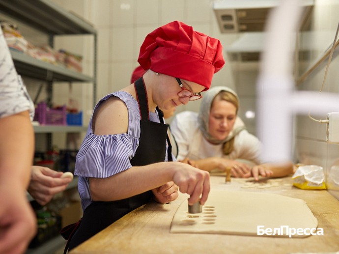 Хлеб Божий. Люди с ОВЗ помогают храму в Строителе печь просфоры