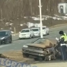 Столб помят, машина в хлам. На острове Русском водитель влетел в опору уличного освещения