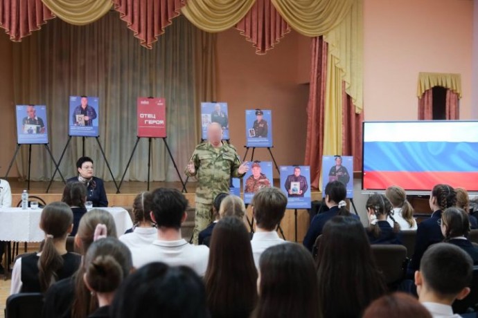 Участник СВО провел «Разговор о важном» с астраханскими школьниками