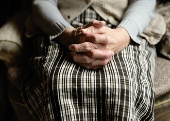 В Благовещенске женщина украла деньги у приютившей ее пенсионерки