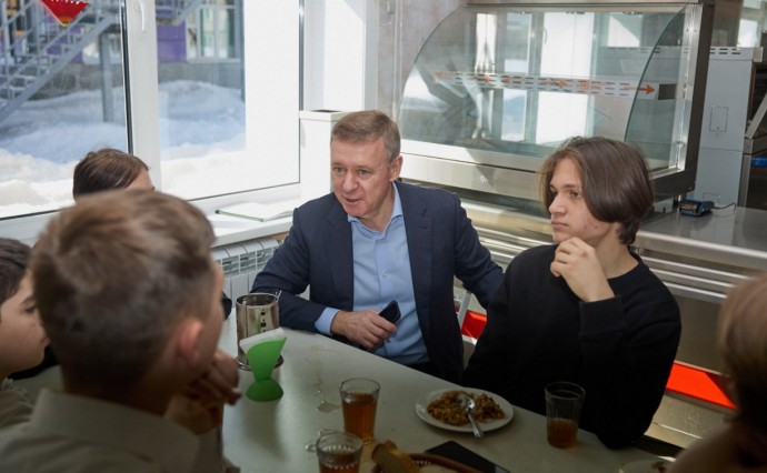 Вкусно, но не всегда: мэр Южно-Сахалинска позавтракал с учениками школы №5