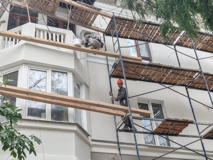 В Астрахани ищут рабочих для ремонта зданий с зарплатой 40 тыс. рублей