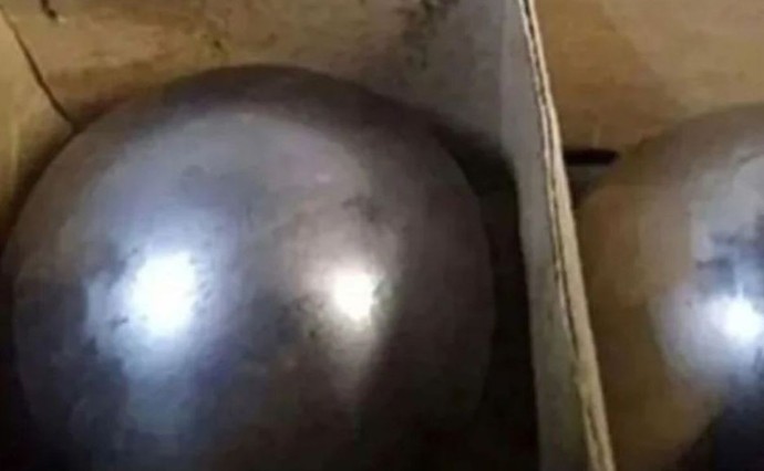 На Камчатке продают тяжелый железный шар для катания по ночам по полу