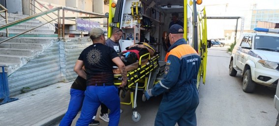 В Якутске с четвертого этажа дома упал мужчина