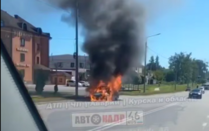 В Курске на улице Карла Маркса загорелся автомобиль Peugeot