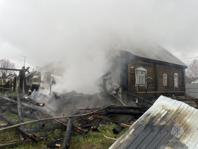 В Кирове на Лесозаводской загорелся дом