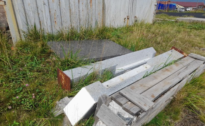 Задний двор старой школы в Курильске постепенно превращается в свалку