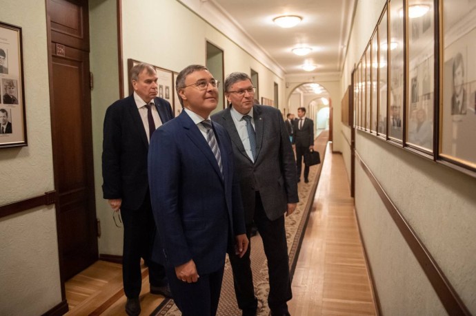 Валерий Фальков посетил Физико-технический институт им. А.Ф. Иоффе в Петербурге Валерий Фальков посетил Физико-технический институт им. А.Ф. Иоффе в Петербурге