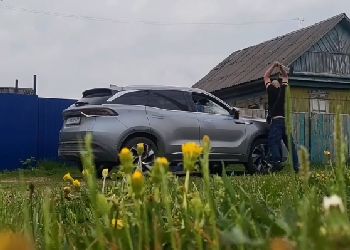 Амурчанин разгромил топором чужую машину и снял это на видео