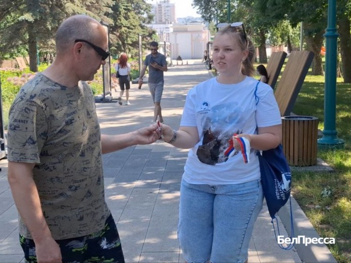 В Белгороде раздали ленточки с триколором в преддверии Дня России