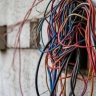 Ростовчанка обрезает интернет-провода в подъезде из-за излучения