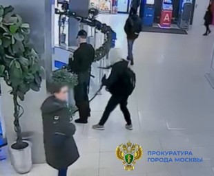 В Москве подросток с ножом напал на охранника ТЦ и ранил полицейских