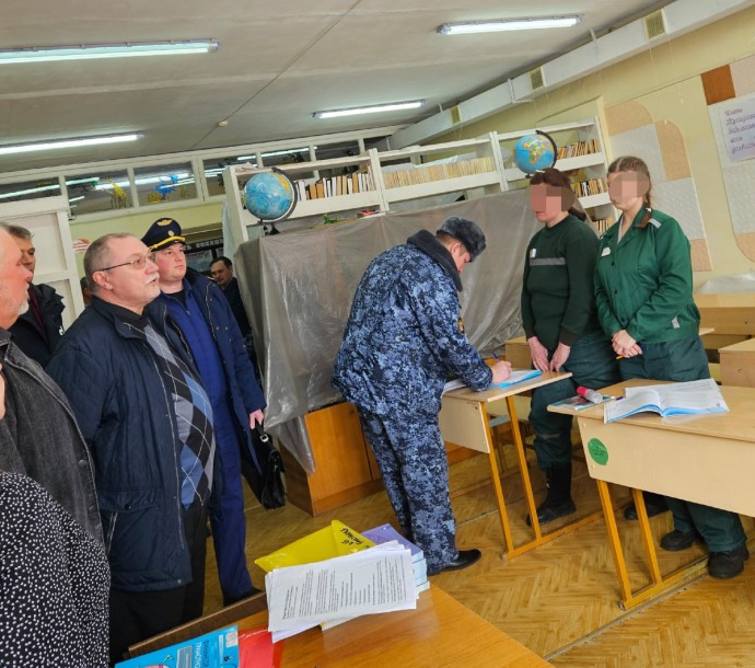 Прокуратура и омбудсмен проверили условия содержания в женской колонии в Котельниче