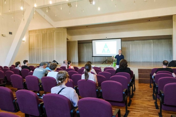 Лекция по мотивам книги «Путь к свету. Как полюбить себя, обрести смысл и не раствориться в других»