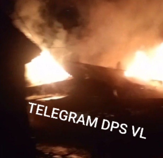 «Весь Гайдамак в дыму»: в центре Владивостока полыхает дом «Весь Гайдамак в дыму»: в центре Владивостока полыхает дом