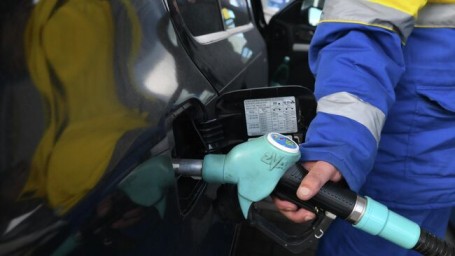 Бензин на российских АЗС продолжает дешеветь