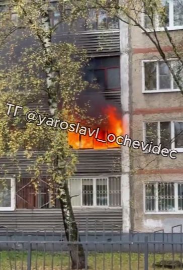 В Ярославле пожар в квартире тушили около 30 огнеборцев