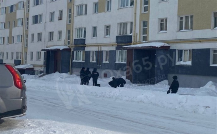 В Охе с высоты пятого этажа выпал молодой человек