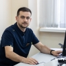 «Меня всё устраивает». Желание помогать людям привело чернянца Олега Хананова в медицину