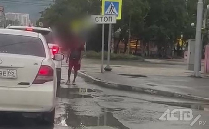 Шатающиеся "попрошайки" пристают к автомобилистам в Южно-Сахалинске