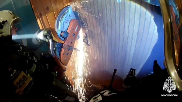 В Новомосковске спасатели вскрыли дверь бензорезом, чтоб помочь женщине В Новомосковске спасатели вскрыли дверь бензорезом, чтоб помочь женщине