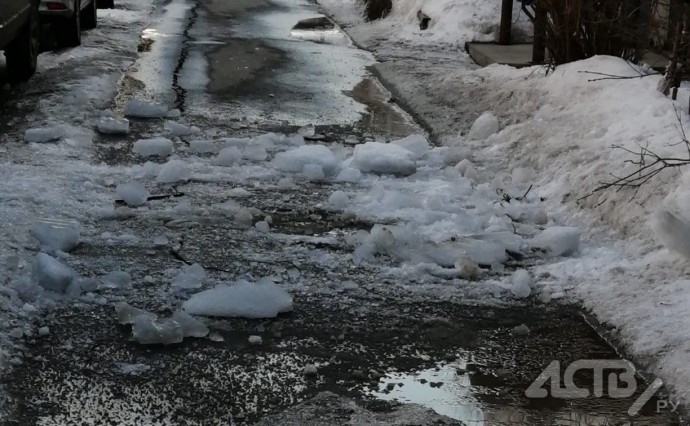 В Холмске возле жилого дома ледяная глыба едва не упала на женщину