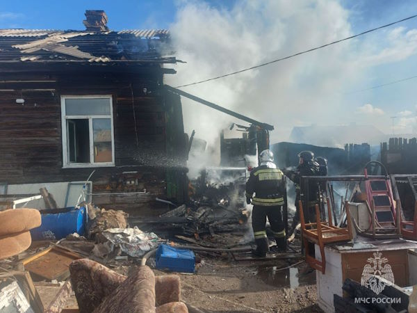 В Чите из горящего двухквартирного дома эвакуировались жильцы