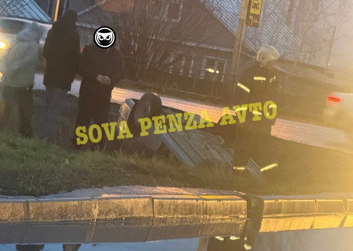 На улице Львовской в Пензе перевернулся автомобиль: на месте работали спасатели На улице Львовской в Пензе перевернулся автомобиль: на месте работали спасатели