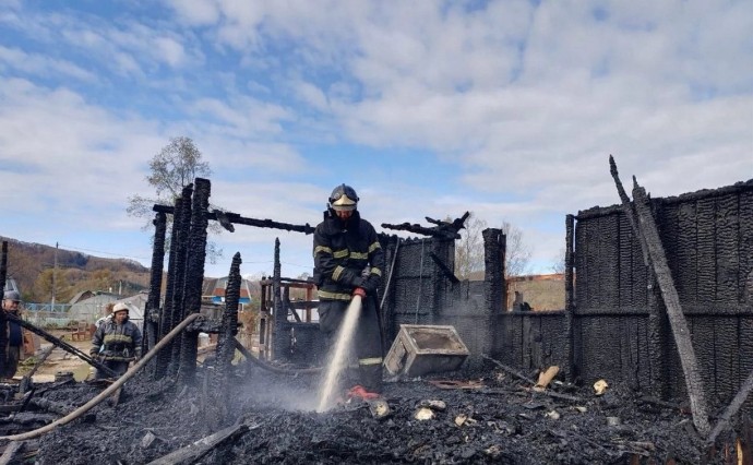 Дачный дом горел открытым пламенем в Леонидово Дачный дом горел открытым пламенем в Леонидово